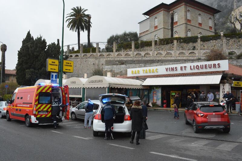 Tragedia sfiorata a Ventimiglia: auto sfonda il dehor di un bar 5