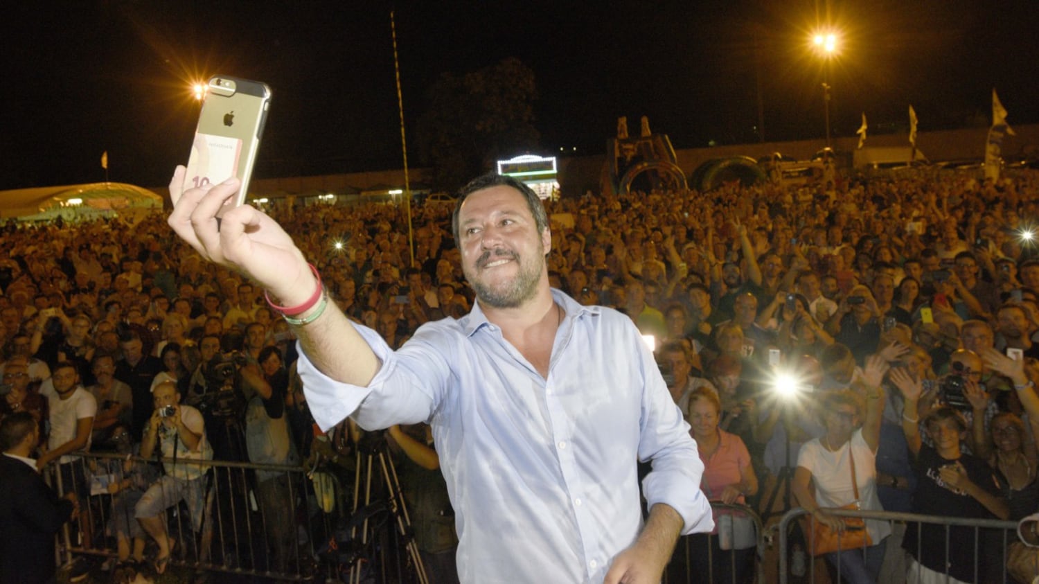 Il deputato leghista su Fb: "Toccate Salvini e vi veniamo a prendere a casa"