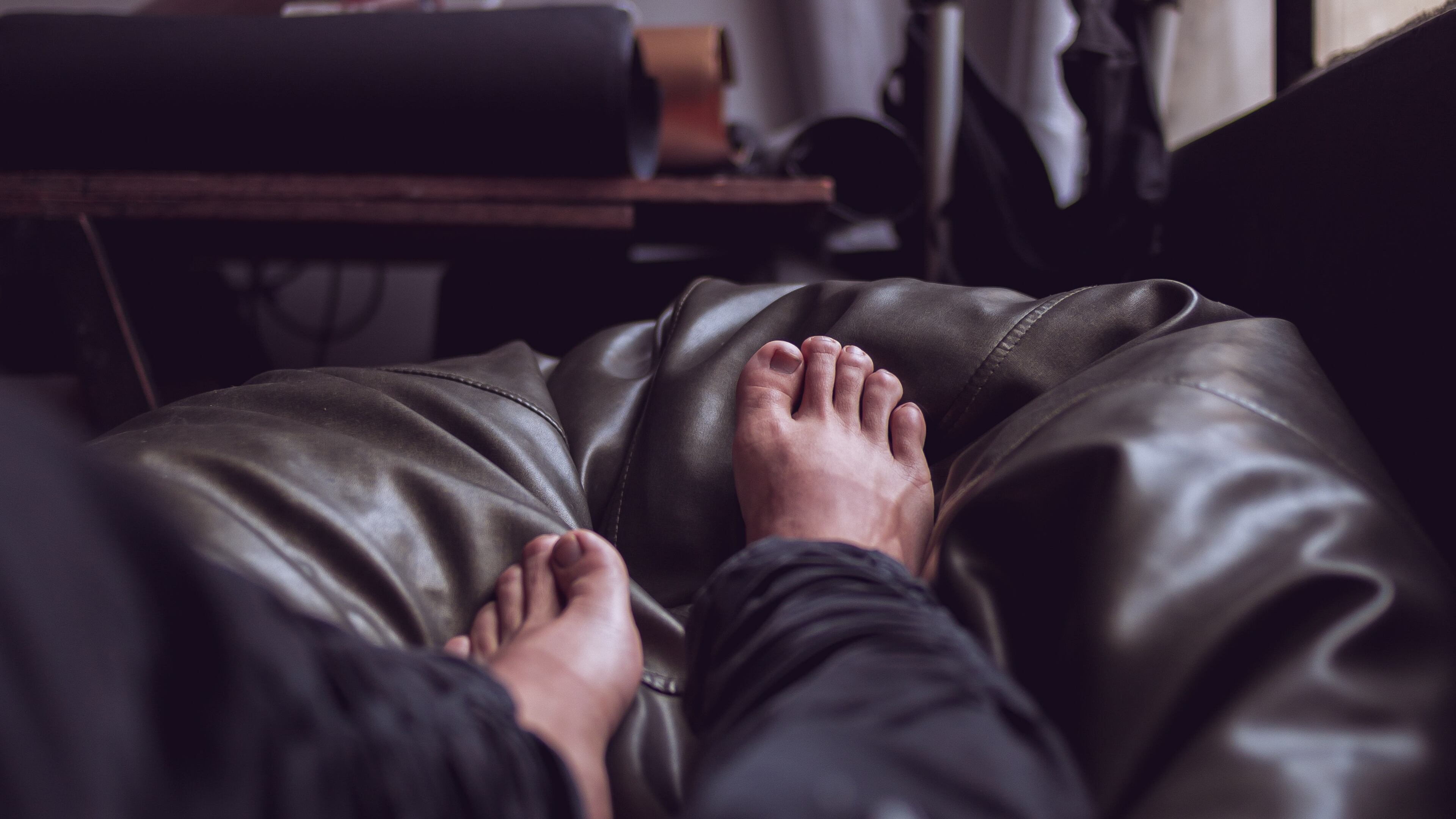 Dolore ai piedi di notte negli anziani: cause e rimedi