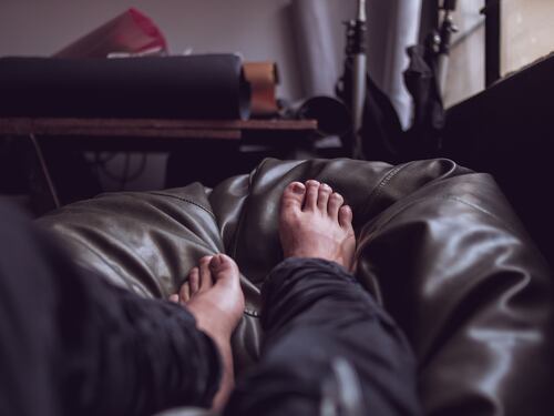 Dolore ai piedi di notte negli anziani: cause e rimedi