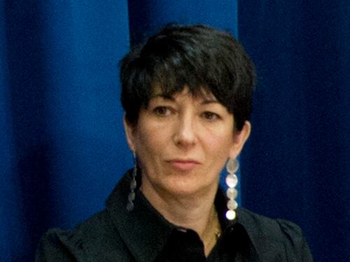 Caso Epstein: chi è Ghislaine Maxwell, l'ex socialite che chiede di annullare la condanna