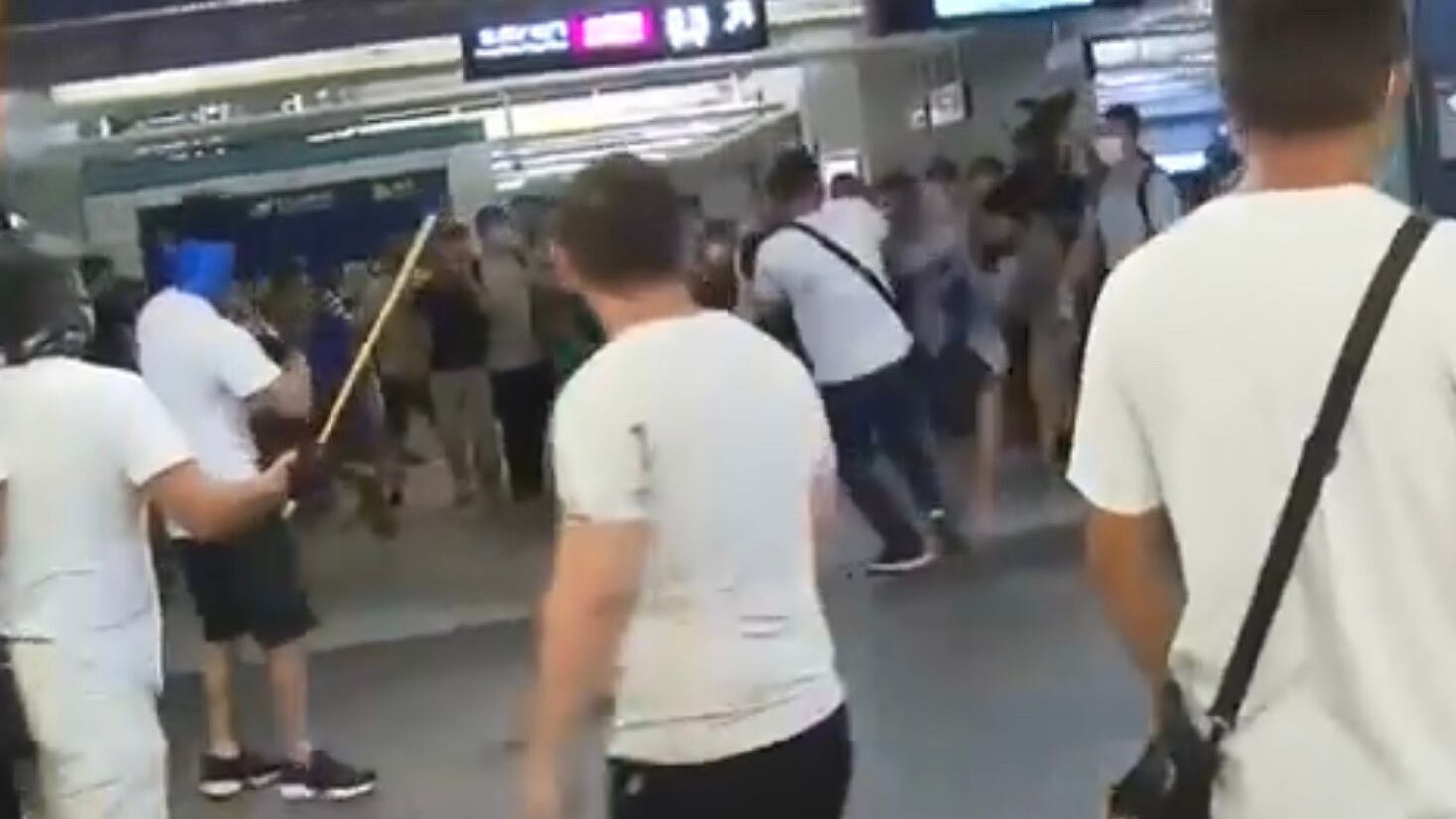 Pechino assolda i gangster per picchiare a Hong Kong