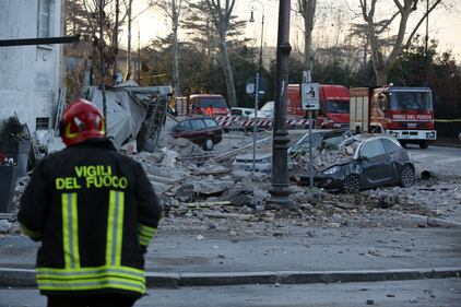 Roma, crollano tre piani di un palazzo 4