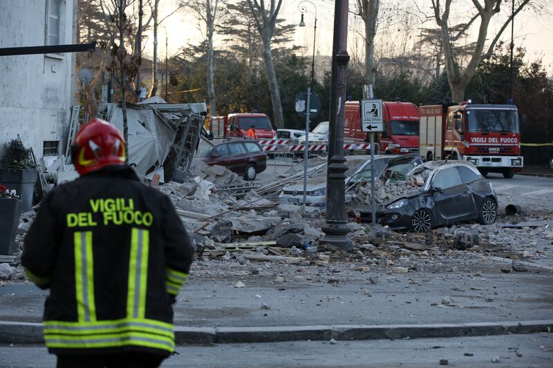 Roma, crollano tre piani di un palazzo 4