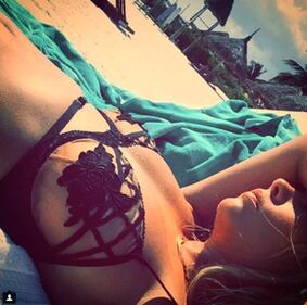 Ashley Benson sexy al mare 17