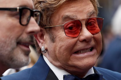 Elton John promuove "Rocket Man": foto 6