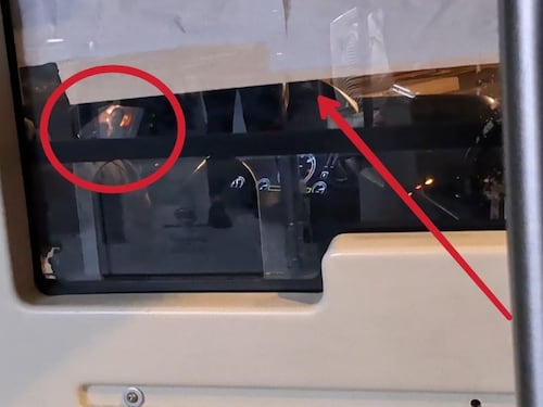 Autista guarda film mentre guida il bus