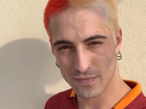 Tinti di giallorosso: i capelli di Damiano dei Maneskin pronti per la finale