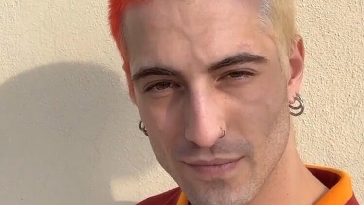 Tinti di giallorosso: i capelli di Damiano dei Maneskin pronti per la finale