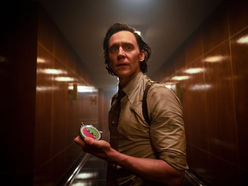 Con Loki si va a spasso nel tempo. La Marvel torna in streaming con il suo personaggio più iconico