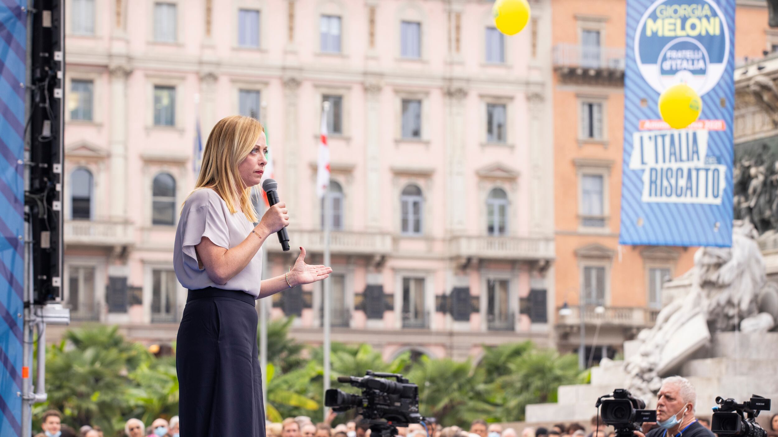 Meloni infiamma Milano "Covid mangiatoia del Pd"