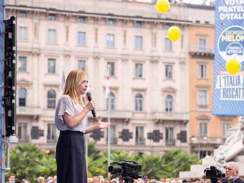Meloni infiamma Milano "Covid mangiatoia del Pd"