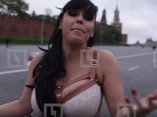 Cantante italiana nuda per Putin: "Sei forte e potente: sposami"