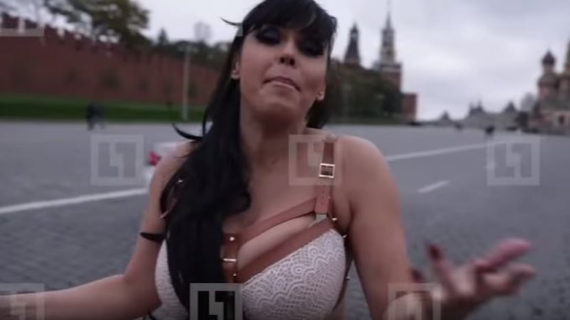 Cantante italiana nuda per Putin: "Sei forte e potente: sposami"