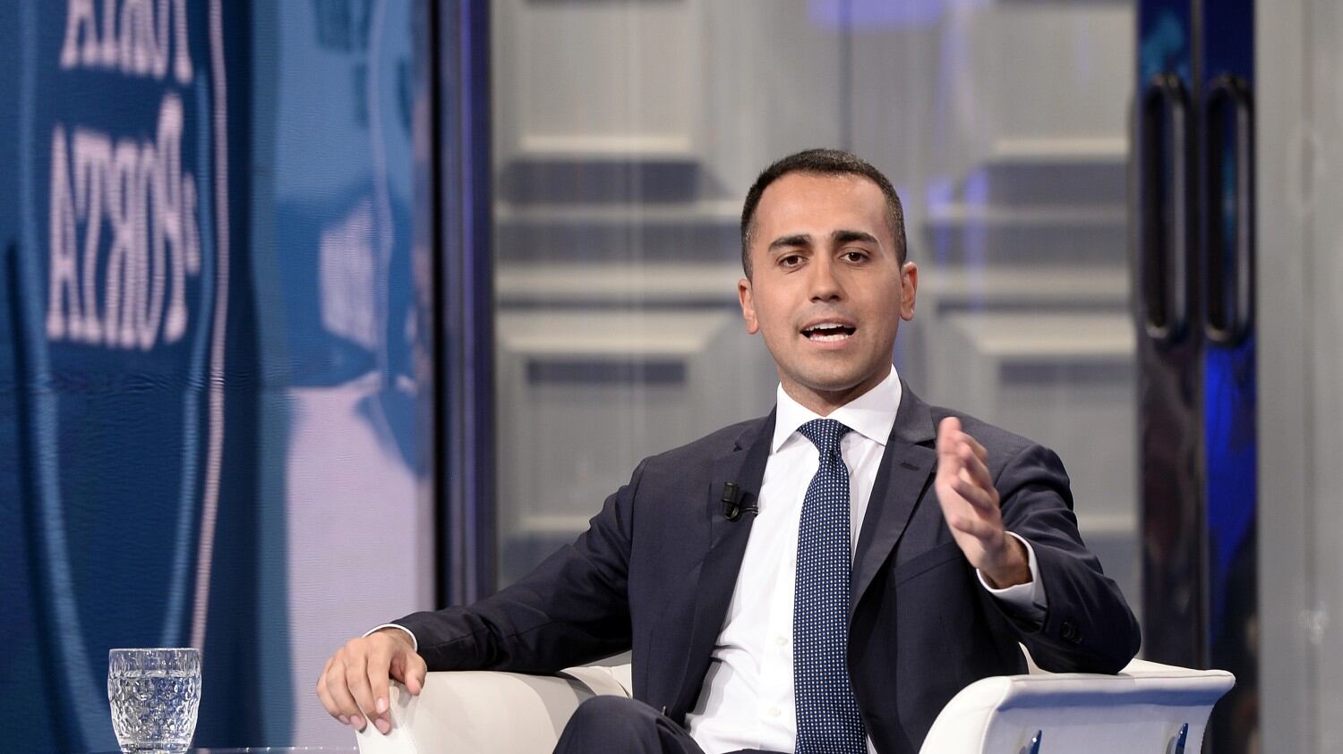 E Di Maio ora agita le manette: "Reddito minimo? Furbi in cella"