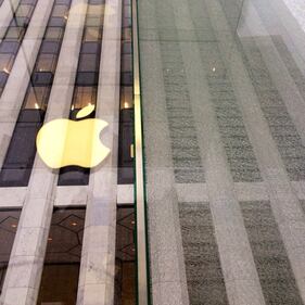 NYC, si incrina il cubo di cristallo della Apple: colpa di uno spazzaneve 5