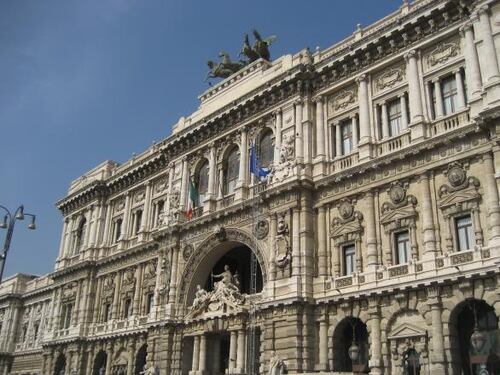 Gli ritirano la patente perché gay, la Cassazione dispone maxi-risarcimento