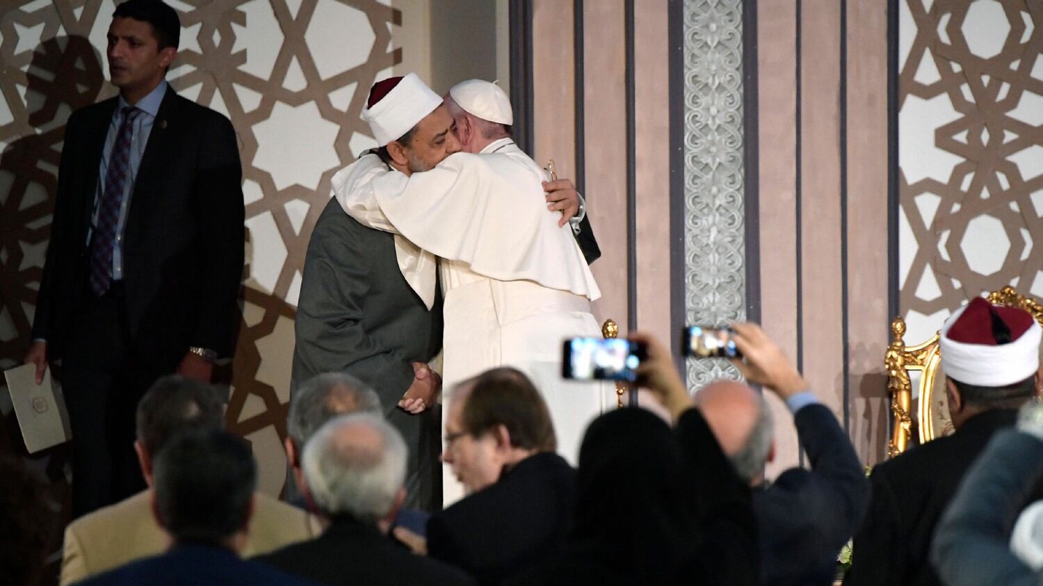 Il monito del Papa all'islam: "Smascherate i violenti"