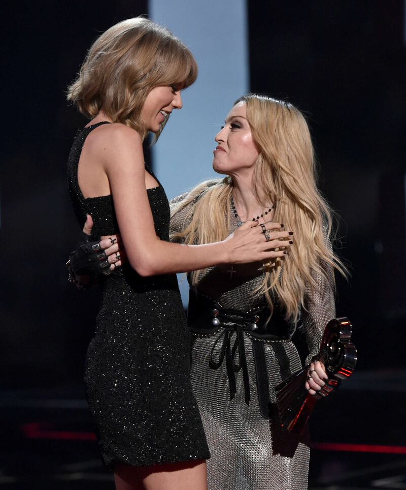 Taylor Swift sexy agli iHeartRadio Music Awards: vince e duetta con Madonna 16