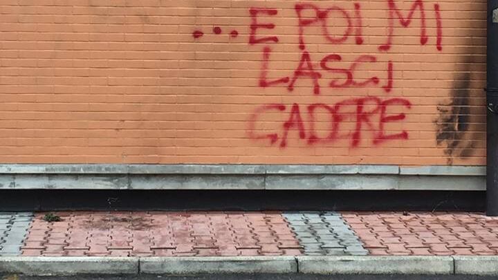 Bologna, sfregio alle vittime delle foibe: corone bruciate e scritte sul monumento
