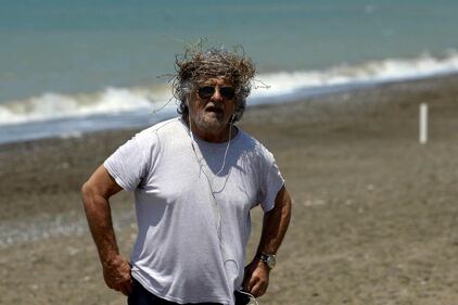 Grillo in riva al mare con una corona di spine 6