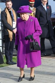 La Regina Elisabetta in viola per la Royal British Legion Industries 5