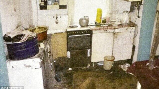 Stuprano, sgozzano e cucinano una donna. Poi servono il corpo a una festa