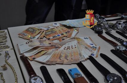 “Siamo i tecnici del gas”, poi sequestrano e rapinano due anziane: così sono stati bloccati dalla polizia 4