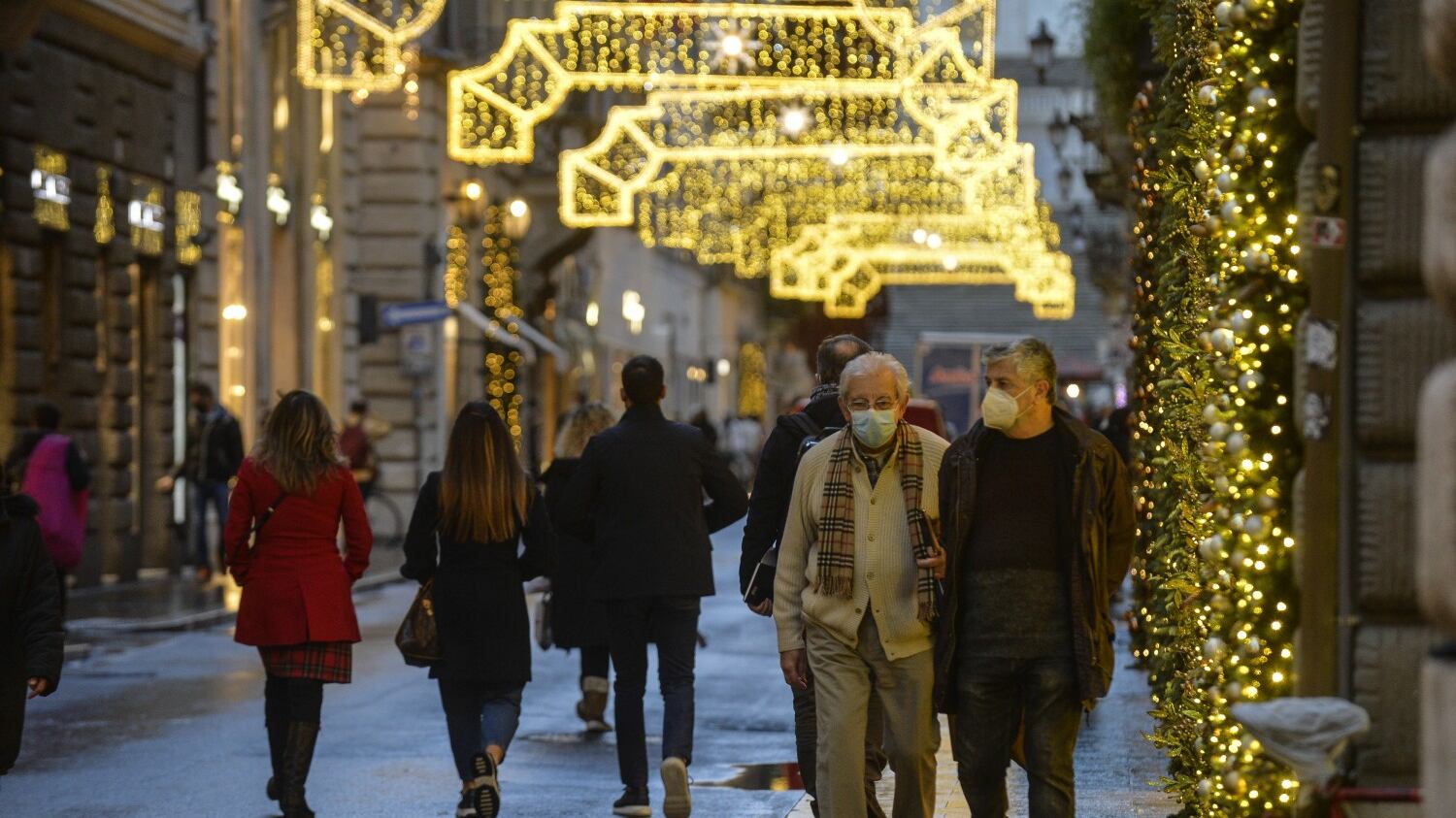 Tre ipotesi per il lockdown: oggi si decide cosa può succedere a Natale