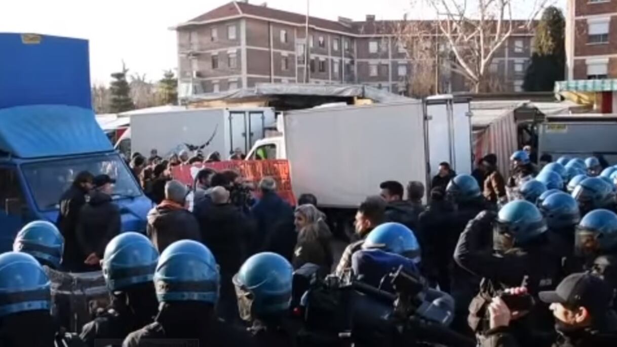 Picchiare i poliziotti si può in nome dell'"antifascismo"