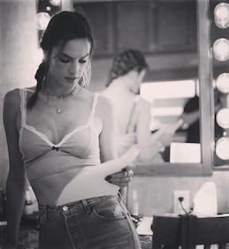 Alessandra Ambrosio, topless e cocchi 3