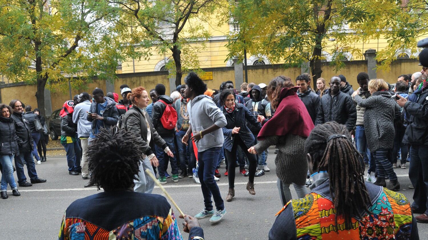 "Sbirro muori ammazzato, str.." Ecco i democratici pro-migranti