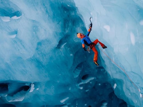 Scala una cascata di ghiaccio impossibile e sopravvive: l'impresa in Svizzera