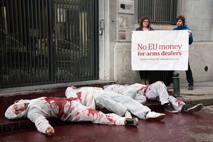 La protesta dei pacifisti contro il commercio delle armi davanti alla sede dell'Agenzia europea per la difesa 1