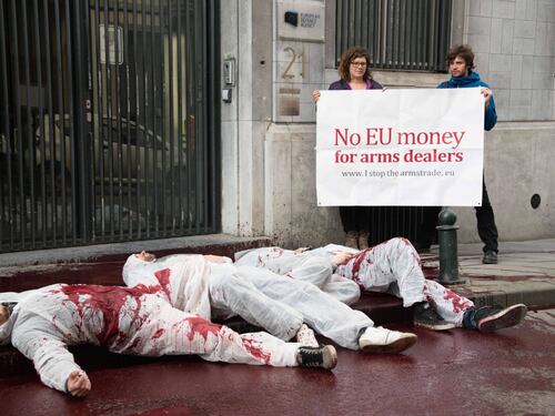 La protesta dei pacifisti contro il commercio delle armi davanti alla sede dell'Agenzia europea per la difesa