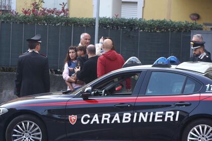 Padre si barrica in casa con il figlio piccolo 7