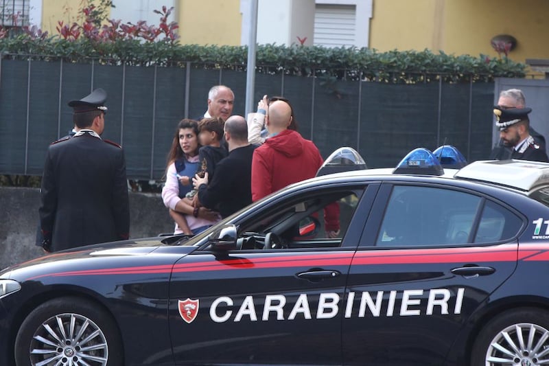 Padre si barrica in casa con il figlio piccolo 7