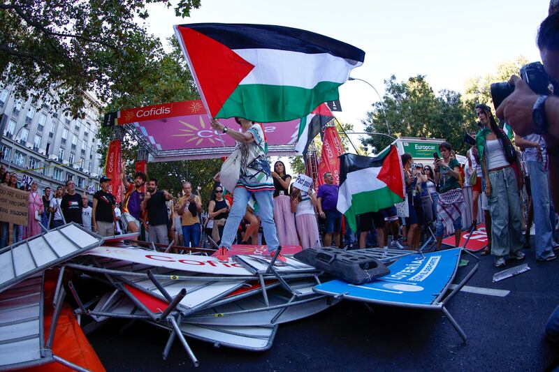 Proteste pro Palestina alla Vuelta, tensioni e cariche: ecco le immagini degli scontri di Madrid 25