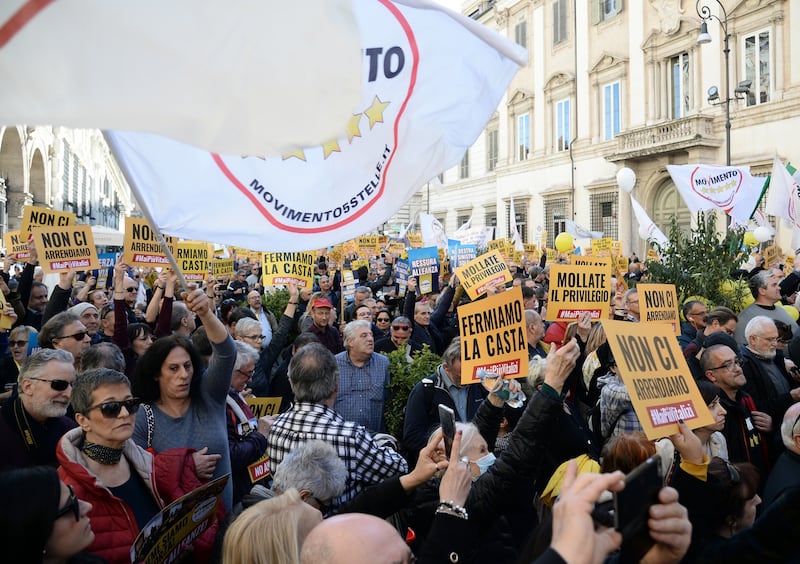 La piazza M5S contro i vitalizi 10