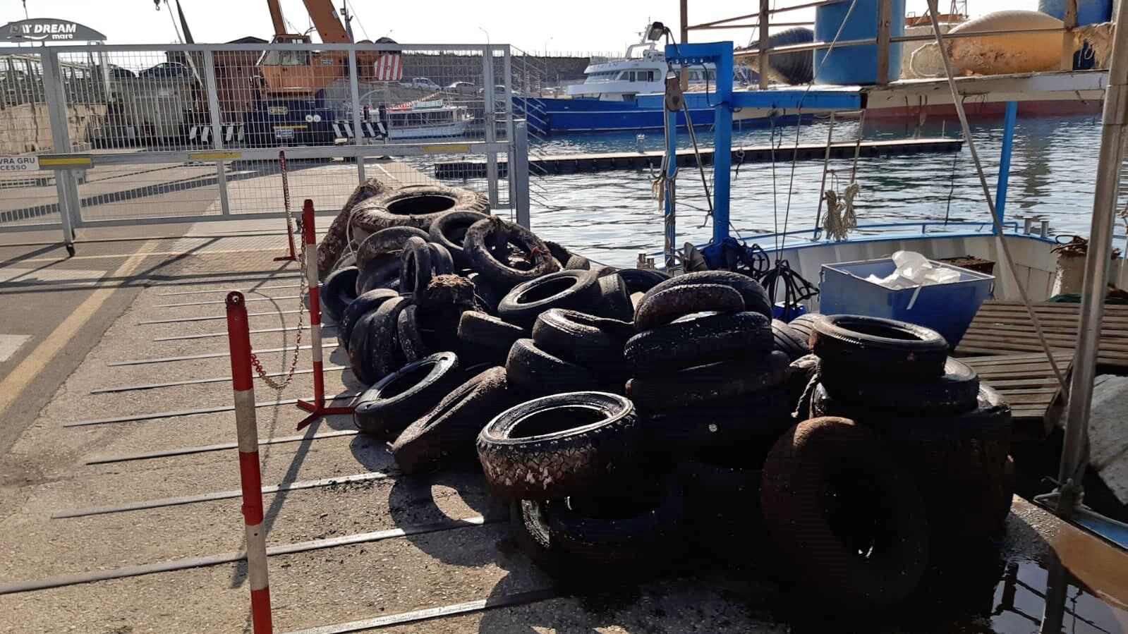 Pneumatici recuperati in mare tra i fondali di Posillipo