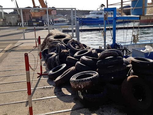 Pneumatici recuperati in mare tra i fondali di Posillipo