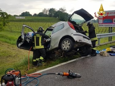 Incidente terribile: auto tagliata in due da guardrail 2