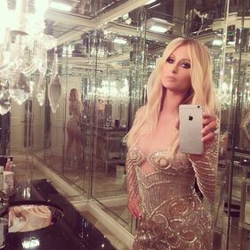 Paris Hilton omaggia Hugh Hefner 8