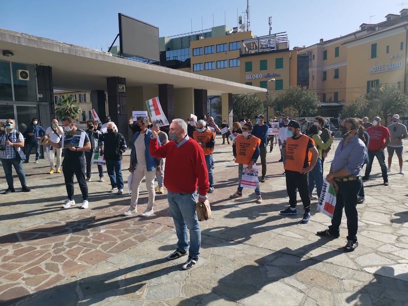 Le partite Iva in piazza contro il governo Conte a Sanremo 22