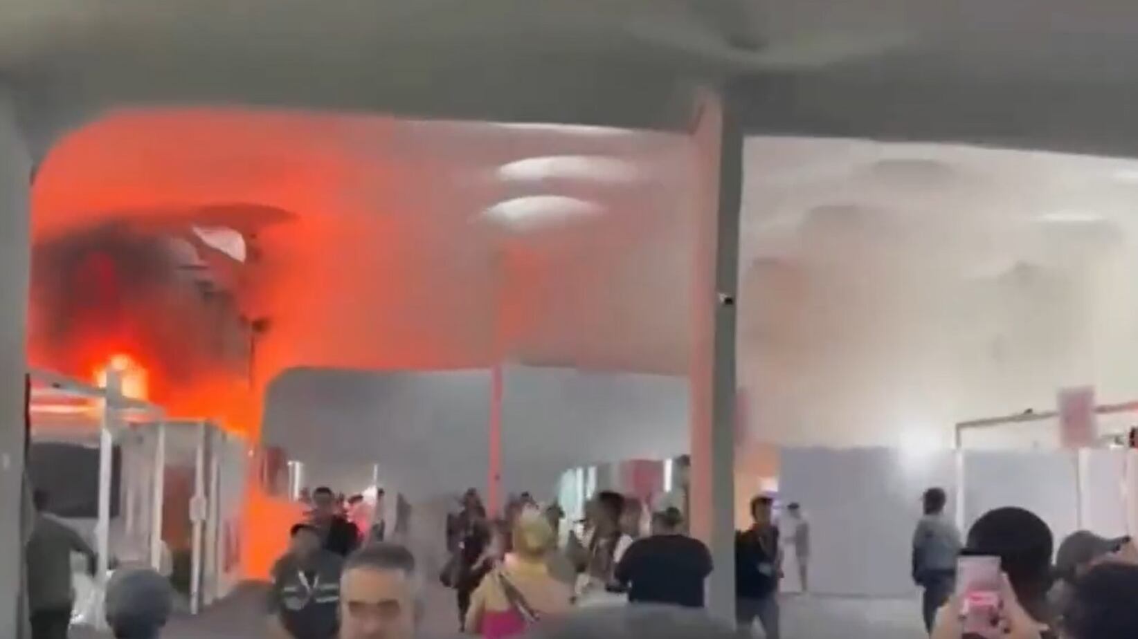 Paura alla Cop30 per un grosso incendio nella zona padiglioni: partecipanti evacuati