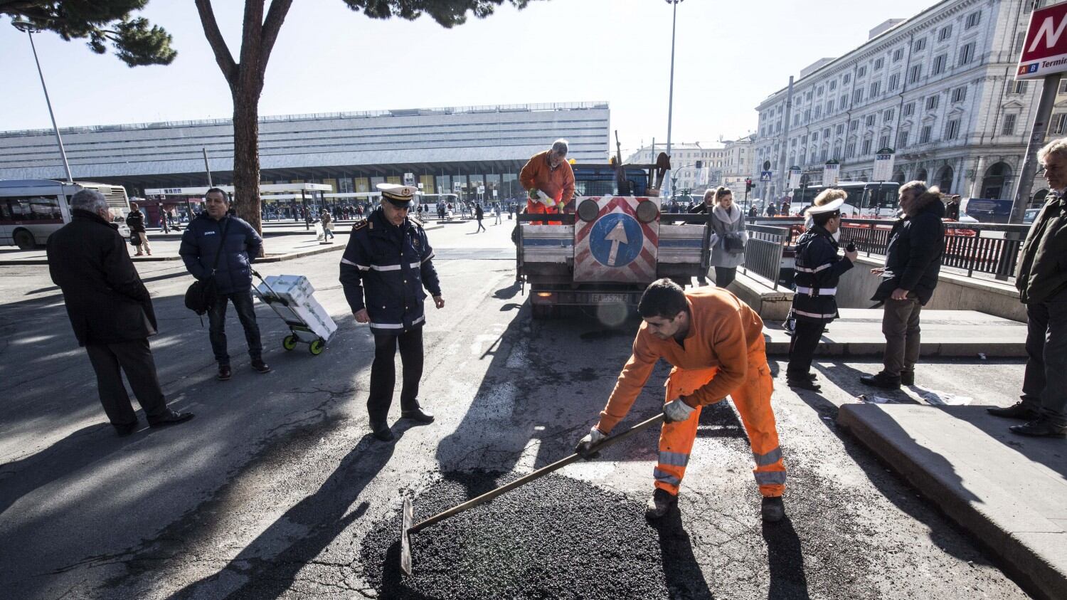 Roma in tilt per le buche, la Procura apre un'inchiesta