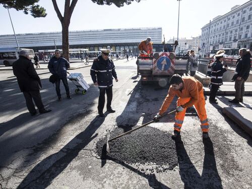 Roma in tilt per le buche, la Procura apre un'inchiesta