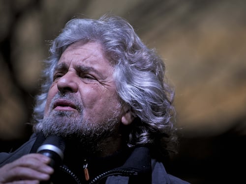 Il ricatto di Grillo a Democratici e grillini