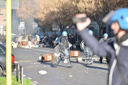 Sgombero dei centri sociali, scoppia la guerriglia a Milano 3