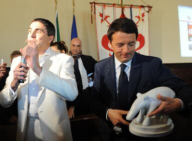 Striscia la notizia consegna un tapiro bianco a Renzi 6